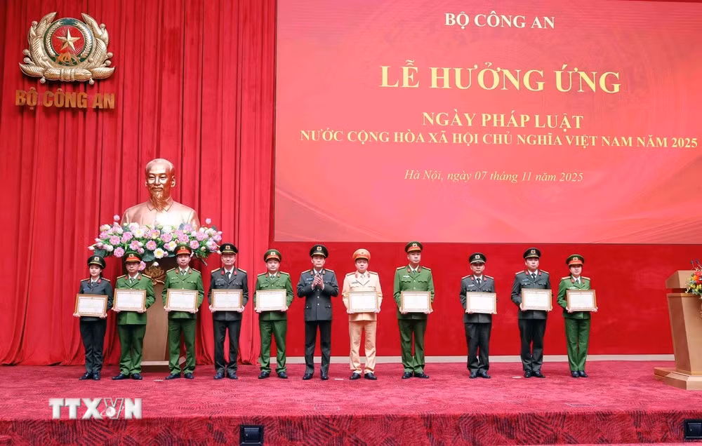 ttxvn-bo-cong-an-huong-ung-ngay-phap-luat-viet-nam-4.jpg