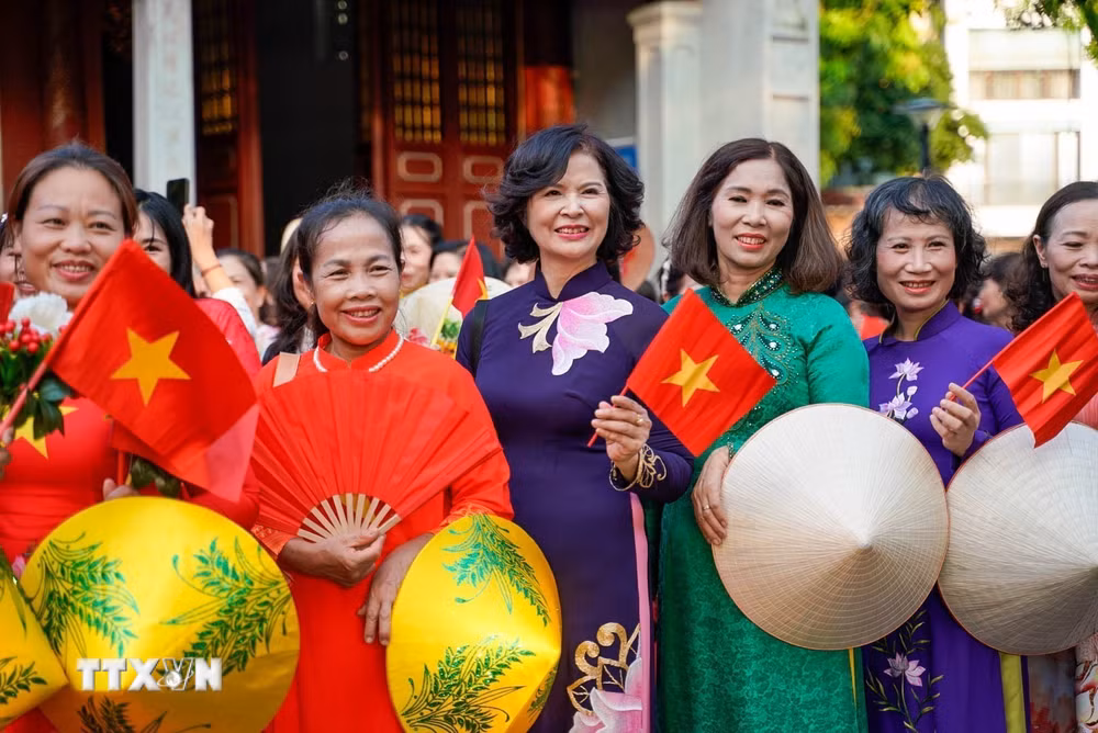 ttxvn_an-tuong-le-hoi-duong-pho-sac-mau-nam-chau-tai-ha-noi-10.jpg