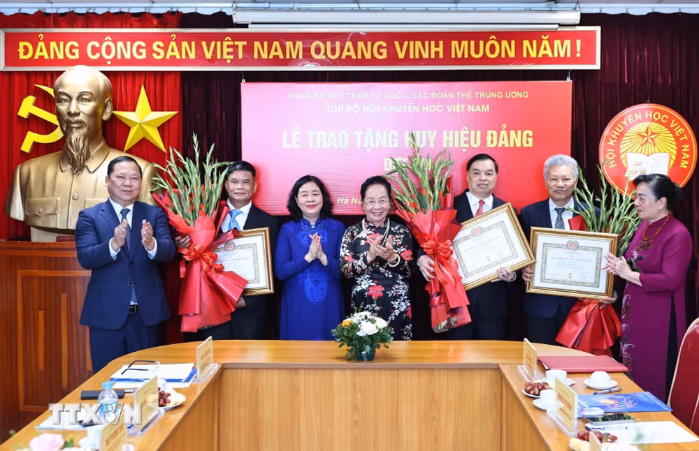 ttxvn-chu-tich-uy-ban-trung-uong-mttq-viet-nam-bui-thi-minh-hoai-trao-tang-huy-hieu-dang-cho-cac-can-bo-hoi-khuyen-hoc-viet-nam-2.jpg