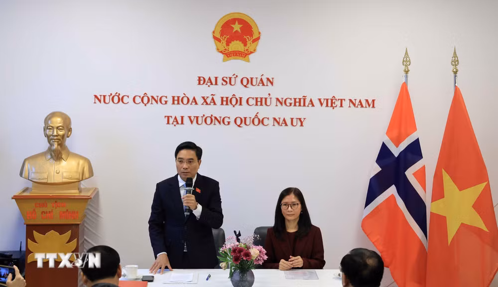 ttxvn_pho-chu-tich-quoc-hoi-nguyen-doan-anh-tham-lam-viec-tai-na-uy-8413.jpg
