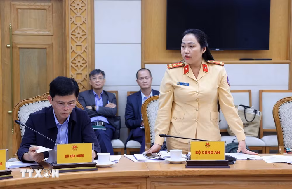ttxvn-pho-thu-tuong-tran-hong-ha-hop-ve-quy-chuan-khi-thai-xe-oto-3.jpg