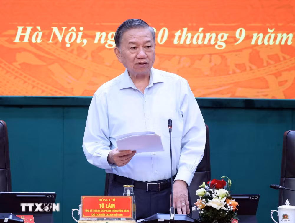 ttxvn_tong-bi-thu-chu-tich-nuoc-du-hoi-nghi-dang-uy-cong-an-trung-uong-quy-iii-1960.jpg
