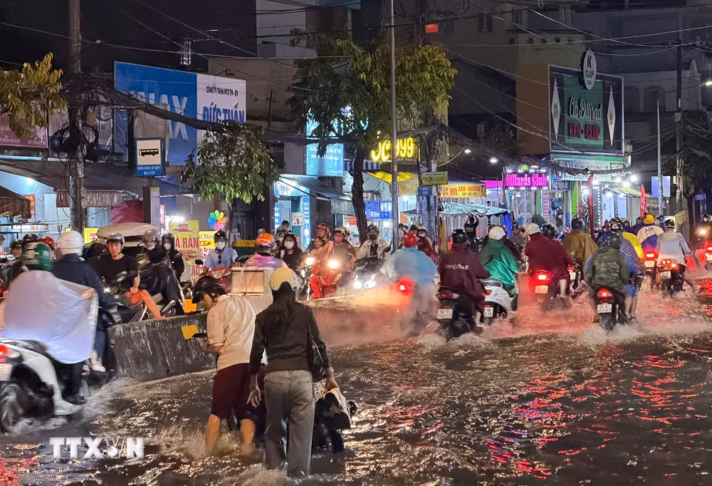 ttxvn_tp-ho-chi-minh-mua-lon-ket-hop-trieu-cuong-khien-nhieu-khu-vuc-ngap-sau-trong-nuoc-3.jpg