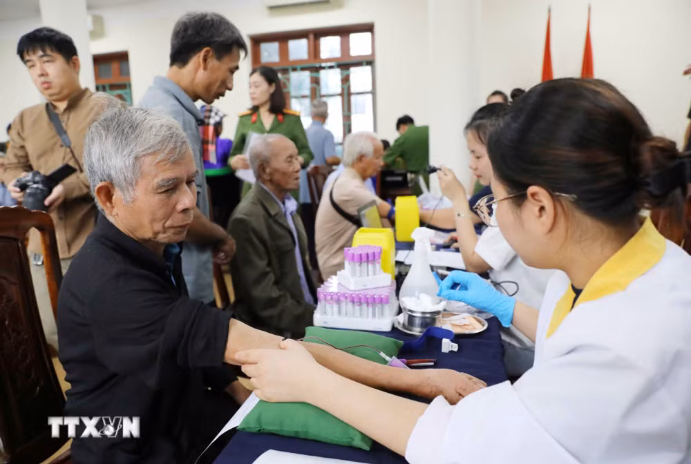 ttxvn-thu-nhan-mau-adn-doi-voi-than-nhan-liet-sy-dien-bien-2.jpg