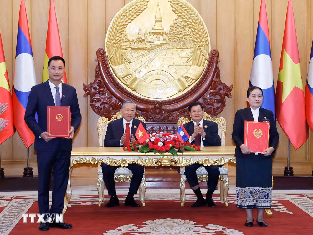 ttxvn-tong-bi-thu-le-trao-cac-van-kien-viet-nam-lao-9.jpg