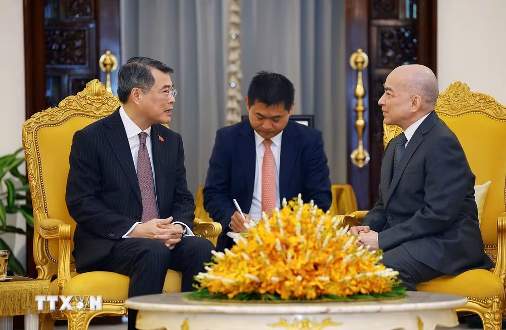 ttxvn_thu-tuong-le-minh-hung-chao-quoc-vuong-campuchia-3.jpg