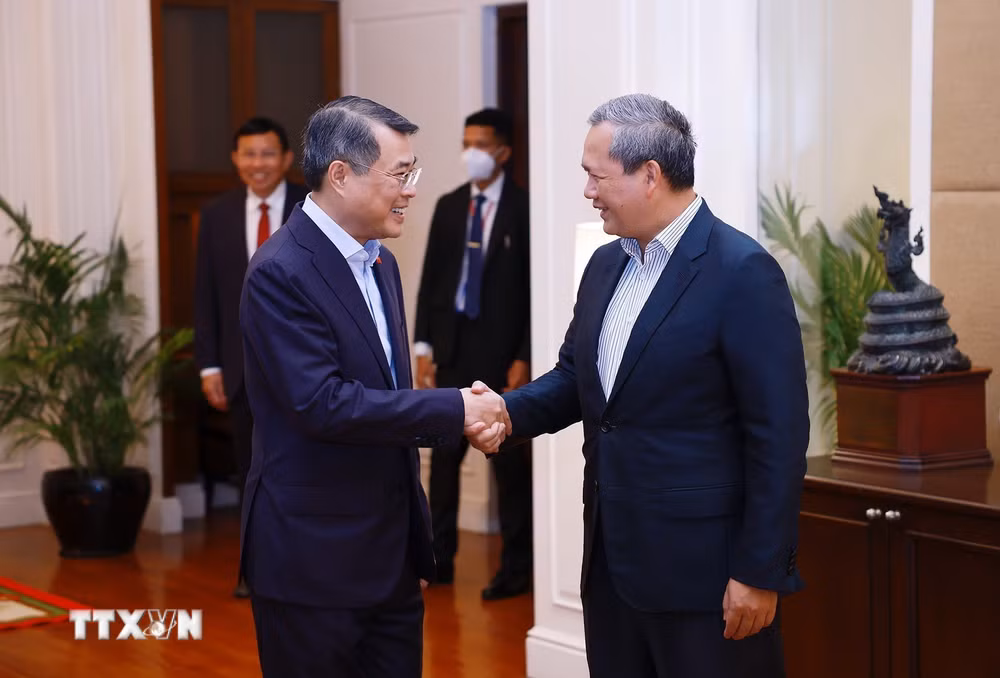 ttxvn_thu-tuong-le-minh-hung-va-thu-tuong-campuchia-hun-manet-lam-viec.jpg