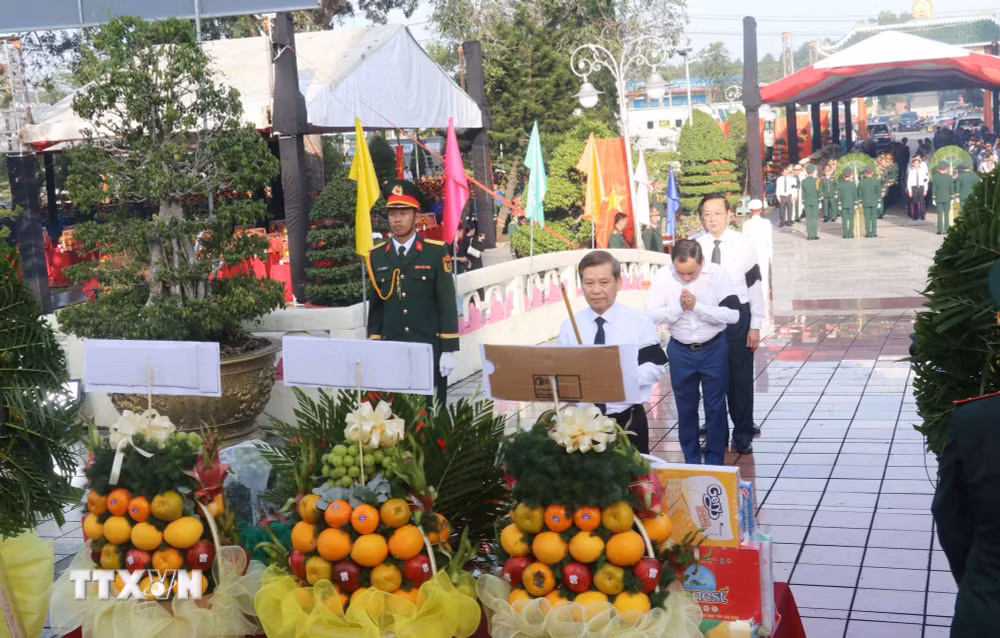 ttxvn_truy-dieu-an-tang-120-hai-cot-liet-sy.jpg