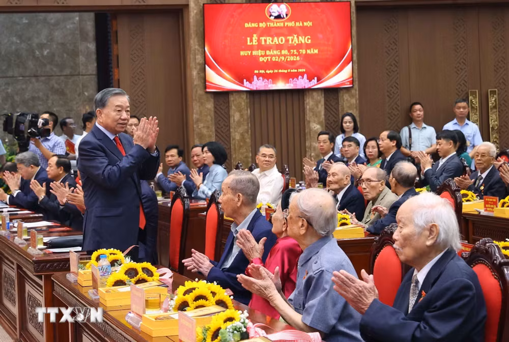 ttxvn-tong-bi-thu-chu-tich-nuoc-du-le-trao-tang-huy-hieu-dang-cho-dang-vien-lao-thanh-o-ha-noi-6.jpg