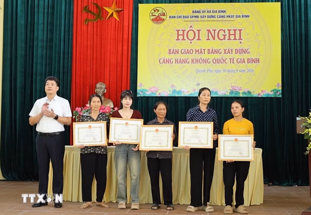 ttxvn-san-bay-gia-binh-2.jpg