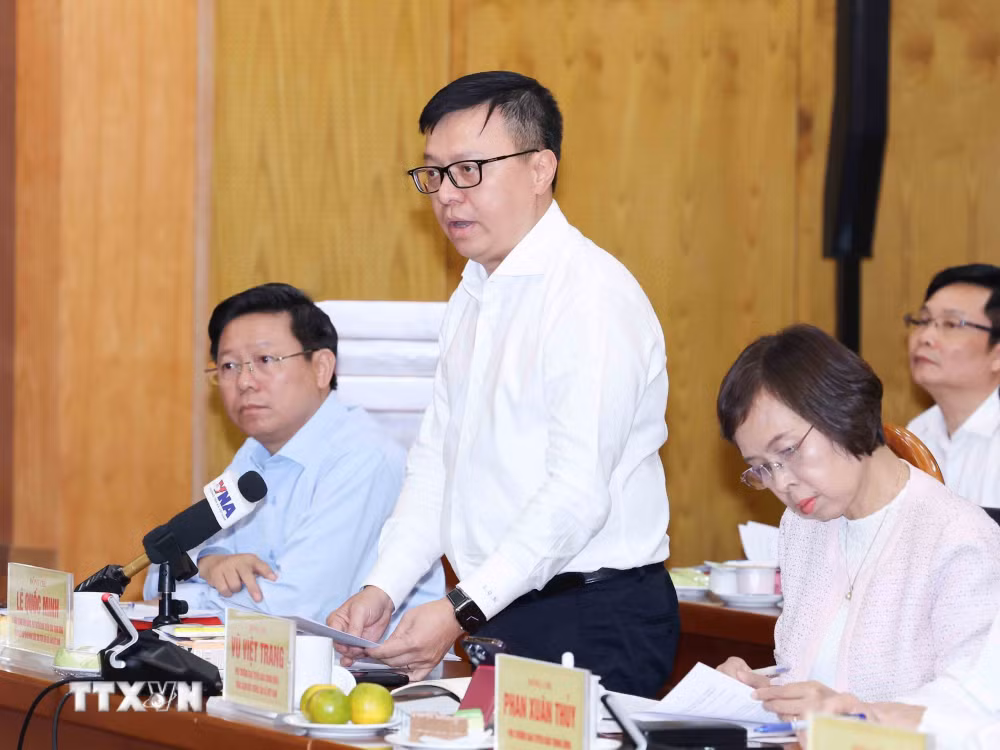 ttxvn-truong-ban-tuyen-giao-trung-uong-trinh-van-quyet-lam-viec-voi-cac-co-quan-ve-phat-huy-vai-tro-cua-van-hoa-dong-gop-vao-muc-tieu-tang-truong-3.jpg