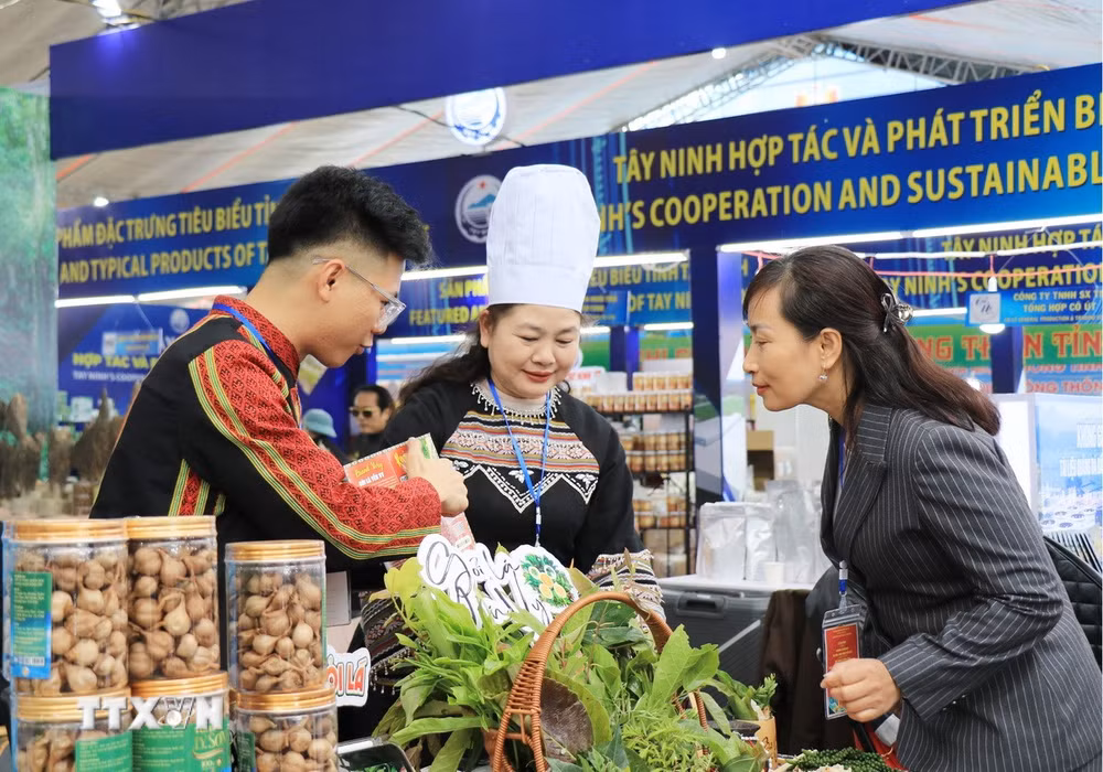 ttxvn-hoi-cho-thuong-mai-quoc-te-viet-trung-lao-cai-2.jpg