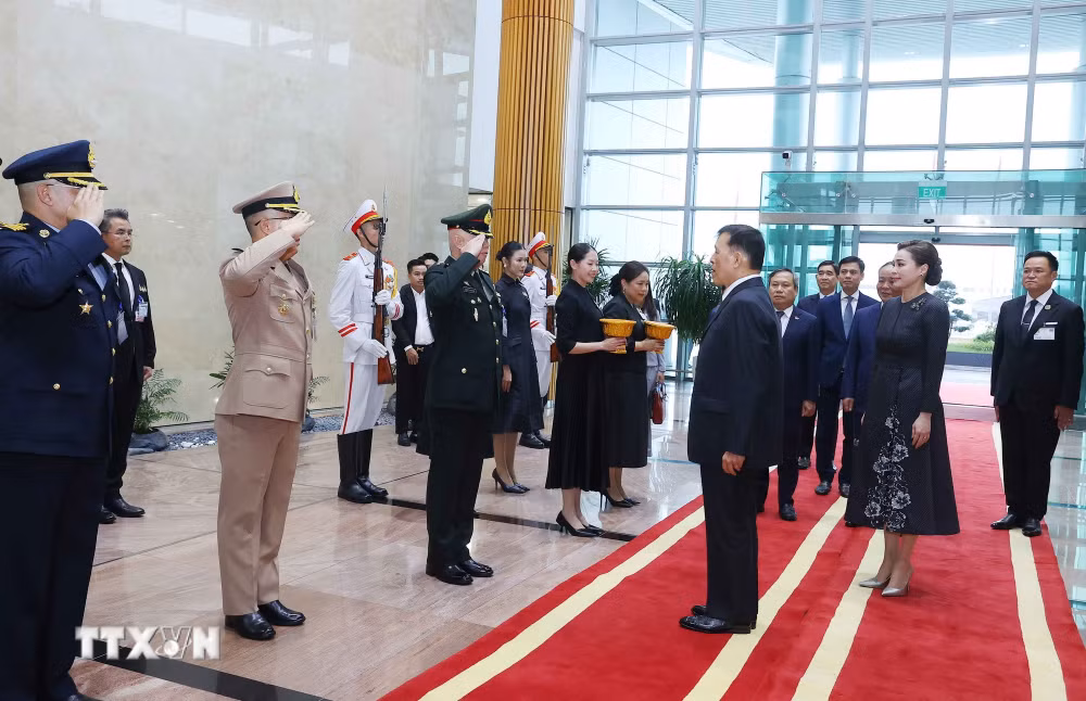 ttxvn-nha-vua-thai-lan-den-ha-noi-bat-dau-tham-cap-nha-nuoc-toi-viet-nam-2.jpg