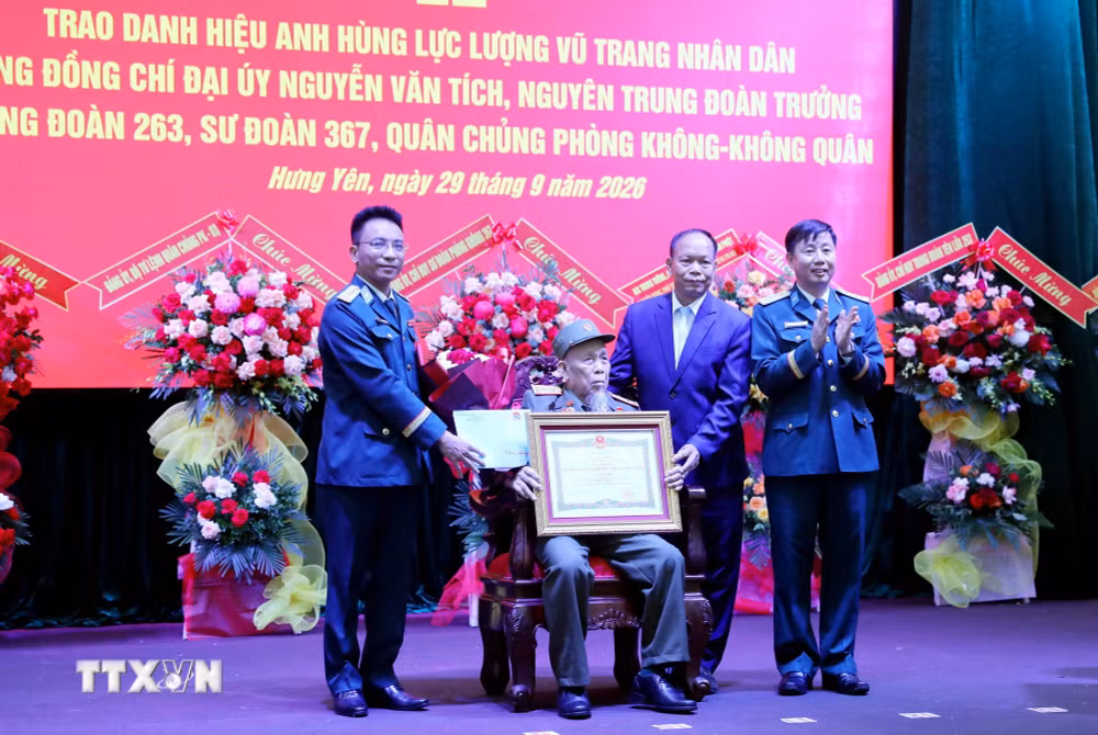 ttxvn_hung-yen-trao-danh-hieu-anh-hung-luc-luong-vu-trang-nhan-dan-cho-dai-uy-nguyen-van-tich-5419.jpg