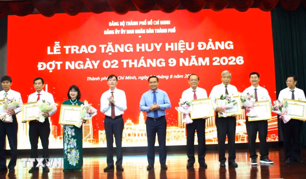 ttxvn-tp-ho-chi-minh-trao-huy-hieu-dang-1.jpg