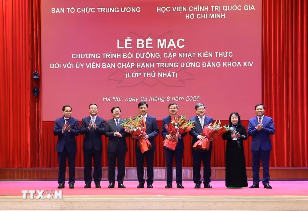ttxvn-be-mac-chuong-trinh-boi-duong-cap-nhat-kien-thuc-doi-voi-uy-vien-trung-uong-dang-khoa-xiv-2.jpg