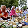 Người Chăm mang lễ vật lên tháp trong lễ hội Katê để dâng cúng thần linh và tổ tiên, cầu mong mưa thuận gió hòa, mùa màng bội thu và bình an cho gia đình. (Ảnh: Nhật Anh/TTXVN)