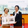 Khu Di tích Chủ tịch Hồ Chí Minh tại Phủ Chủ tịch tiếp nhận ảnh tư liệu do gia đình bà Lê Phương, nguyên Cục phó Cục Quản trị Bộ Công an trao tặng. (Ảnh: VGP)