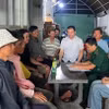 Lãnh đạo UBND xã Bình Châu thăm hỏi các ngư dân bị nạn. (Nguồn: Thanh Niên)