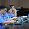 Đại diện Viện Kiểm sát thẩm vấn các bị cáo. (Ảnh: Kim Anh/TTXVN)