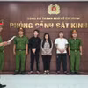 Bị can Huỳnh Đức Cường (áo trắng), Phan Thành Đạt (áo đen) và Nguyễn Thị Vân bị bắt - (Ảnh: Công an cung cấp)