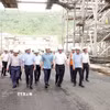 Bí thư Tỉnh ủy Quảng Trị Vương Quốc Tuấn kiểm tra thực địa các dự án tại Trung tâm Điện lực Quảng Trạch. (Ảnh: Nguyên Linh/TTXVN)
