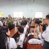 Nội dung tuyên truyền được truyền tải sinh động, dễ hiểu, phù hợp với lứa tuổi học sinh góp phần giúp các em và phụ huynh trang bị thêm kỹ năng bảo vệ mình. (Ảnh: Hồng Hiếu/TTXVN)