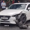 Một trong ba xe ô tô bị hư hỏng sau vụ va chạm liên hoàn. (Ảnh: Hoàng Hùng /TTXVN)