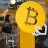 Biểu tượng đồng tiền điện tử Bitcoin tại một quầy giao dịch ở Tel Aviv, Israel. (Ảnh: THX/TTXVN)