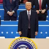 Ông Donald Trump (giữa) tại lễ nhậm chức Tổng thống thứ 47 của Mỹ, ở Washington, DC, ngày 20/1/2025. (Ảnh: AP/TTXVN)