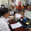 Giải quyết hồ sơ, thủ tục hành chính cho người dân và doanh nghiệp tại Trung tâm phục vụ hành chính công phường Rạch Giá (An Giang). (Ảnh: Lê Huy Hải/TTXVN)
