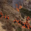 (Tư liệu) Lính cứu hỏa nỗ lực dập lửa cháy rừng tại Malibu, California, Mỹ. (Ảnh: THX/TTXVN)