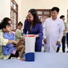 Phó Chủ tịch nước Võ Thị Ánh Xuân tặng quà Trung thu cho các bệnh nhi, trẻ khuyết tật đang điều trị tại Bệnh viện Phục hồi chức năng tỉnh Tuyên Quang. (Ảnh: Quang Cường/TTXVN)