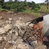Nhà của người dân tại thôn Đắk Snao, xã Quảng Sơn (Lâm Đồng) bị hư hại do đất từ khu vực đồi sụt lún, sạt trượt tràn xuống. (Ảnh: Nguyễn Huy Thành/TTXVN)