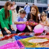 Các em nhỏ được hướng dẫn trang trí cho đèn ông sao tại chương trình vui Tết Trung thu tại Sakai, Osaka. (Ảnh: Nguyễn Tuyến/TTXVN)