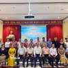Tổng Lãnh sự Nguyễn Văn Dũng cùng cán bộ Tổng Lãnh sự quán, đại diện Hội người Việt Nam và cộng đồng doanh nghiệp Việt Nam tại Trung Lào dự hội nghị. (Ảnh: Xuân Tú/TTXVN)