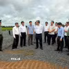 Lãnh đạo Cần Thơ cùng đại diện các sở, ngành kiểm tra thực tế tiến độ thi công tại công trường Dự án thành phần 4 cao tốc Châu Đốc - Cần Thơ - Sóc Trăng. (Ảnh: TTXVN phát)