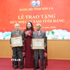Phó Chủ tịch nước Võ Thị Ánh Xuân trao tặng Huy hiệu 80 năm tuổi Đảng cho các đảng viên Sa Đình Bình (bên phải) và Nguyễn Văn Tân (bên trái). (Ảnh: Nguyễn Cường/TTXVN)