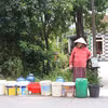 Người dân mỏi mòn chờ xe bồn chở nước cung cấp tạm thời giữa trưa nắng. (Ảnh: Văn Dũng/TTXVN)