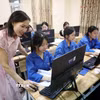 Cô Ngụy Thị Hòa, giáo viên môn Địa lý Trường THPT Yên Dũng 1, hướng dẫn đội tuyển thi Địa lý, ứng dụng công nghệ trong học tập. (Ảnh: Danh Lam/TTXVN)