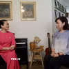 Nghệ sĩ Minh Hà trò chuyện cùng phóng viên TTXVN tại Australia. (Ảnh: Lê Đạt/TTXVN)