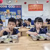Giờ ăn trưa 14/9/2026 của học sinh Trường Tiểu học - Trung học cơ sở Lý Thường Kiệt (phường Văn Miếu - Quốc Tử Giám, Hà Nội). (Ảnh: Nguyễn Cúc/TTXVN)