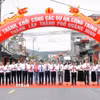 Các đại biểu thực hiện nghi lễ khởi công, khánh thành các dự án, công trình. (Ảnh: TTXVN phát)