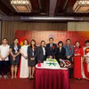 Tổng Lãnh sự Việt Nam tại Hong Kong và Macau Lê Đức Hạnh (đứng thứ 4, từ bên phải) và Ban chấp hành cùng chào mừng kỷ niệm 4 năm thành lập Hiệp hội. (Ảnh: Mạc Luyện/TTXVN)