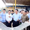 Bộ trưởng Bộ Xây dựng Trần Hồng Minh cùng đoàn công tác kiểm tra tại vị trí xã Hội Thịnh.