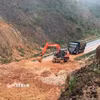 Lực lượng chức năng khẩn trương xử lý các điểm sạt lở trong điều kiện thời tiết có mưa, sương mù. (Ảnh: Cao Nguyên/TTXVN)
