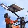 Nhân viên Điện lực Bắc Sơn thuộc Công ty Điện lực Lạng Sơn kiểm tra đèn LED của công trình “Thắp sáng đường thôn bằng đèn năng lượng mặt trời” cho thôn Tân Tiến, xã Bắc Sơn sau khi lắp đặt. (Ảnh: Anh Tuấn/TTXVN)