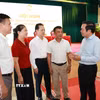 Ông Phạm Quang Ngọc, Bí thư Tỉnh ủy Hưng Yên trao đổi để lắng nghe nguyện vọng, tâm tư của nhân dân. (Ảnh: Mạnh Khánh/TTXVN)