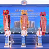 Các đại biểu nhấn nút khởi công công trình. (Ảnh: Thanh Thương/TTXVN)