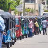 Người dân xếp hàng chờ đổ xăng tại Colombo, Sri Lanka ngày 17/3/2026. (Ảnh: THX/TTXVN)